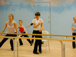 Kids at a jazz dance workshop.