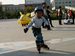 A perfect example of a complete rollerblading gear: online skates, helmet, gloves, elbow pads, and knee pads.