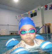 Learning to become independant in the water with aids