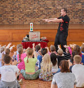 www.themagiccastle.com.au / KIDS MAGICIAN GOLD COAST