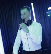 DJ Gids on the Decks with great light effects
