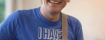 Simon Morel playing guitar in Studio