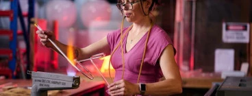 Canberra Glassworks. Jacqueline Knight neon bending in the Project Space. Photo by PewPewStudio for Canberra Glassworks.