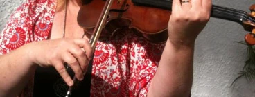 Macarena Herbert - Violin performer. Violin Viola Cello Teacher. Music Educator. Conductor. www.rodherbertbigsoundmusic.com