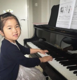 Online Piano lessons  with Christy Malabar 1