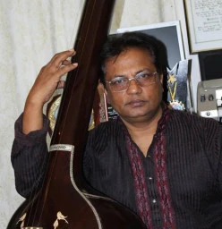 Ustad Aminul Haque practising Khayal