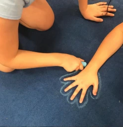 Having some fun while practicing our hand positions to get the right reeeaaaach in our front walkovers! Good job girls 