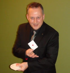 Simon Skinner - Professional Close-up Magician