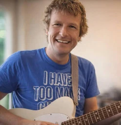 Simon Morel playing guitar in Studio