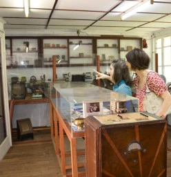 Mother & daughter in Chittick Museum.