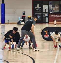 Young players shooting hoops in a trial basketball class at Stonnington Sports Centre, developing balance, reaction, and teamwork.