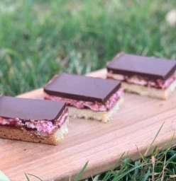 We cater for all allergy friendly treats including slices, cakes, cupcakes,novelty cakes , macarons