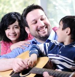 Learn guitar together with the people you love.