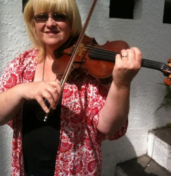 Macarena Herbert - Violin performer. Violin Viola Cello Teacher. Music Educator. Conductor. www.rodherbertbigsoundmusic.com