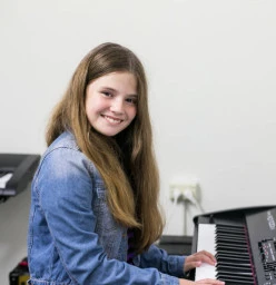 Cassandra in her keyboard lesson at Do Re Mi Studios.